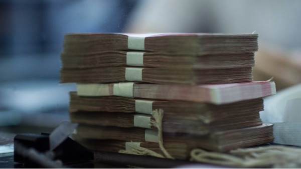 近日，吉林省居民到吉林銀行取款，被銀行職員告知需派出所同意方可取款。（Getty Images）