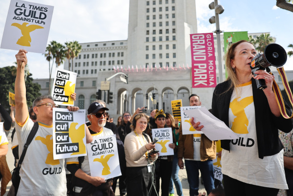 2024年1月19日在洛杉矶举行的为期一天的罢工期间，《洛杉矶时报》社论作家卡拉·霍尔在市政厅外集会，反对该报即将“大幅”裁员。