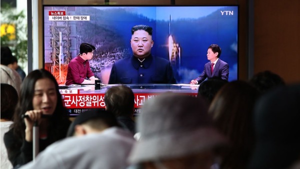 朝鲜领导人金正恩。2023 年 5 月 31 日，人们在韩国首尔火车站观看电视广播，播放北韩领导人金正恩的档案影像。 韩国军方表示，北韩周三向南发射了一枚所谓的“太空运载火箭”，但在一次“异常”飞行后，火箭坠入黄海，