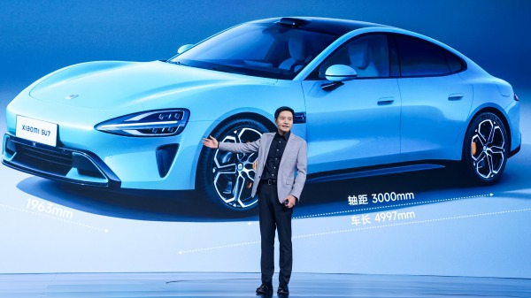 2023年12月28日，雷军在北京举办的小米汽车技术发布会上介绍其首款车SU7