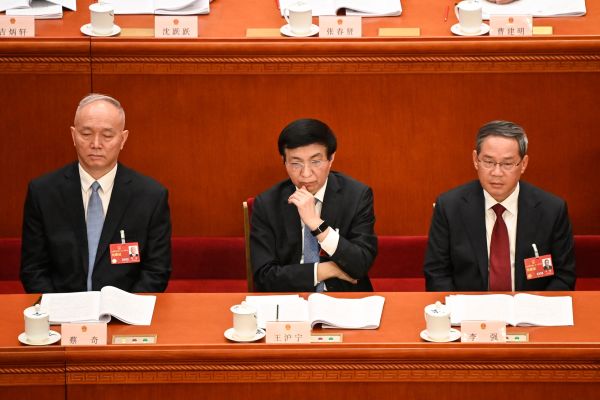 2023年3月7日，政治局常委蔡奇、王沪宁和李强出席全国人民代表大会第二次全体会议。