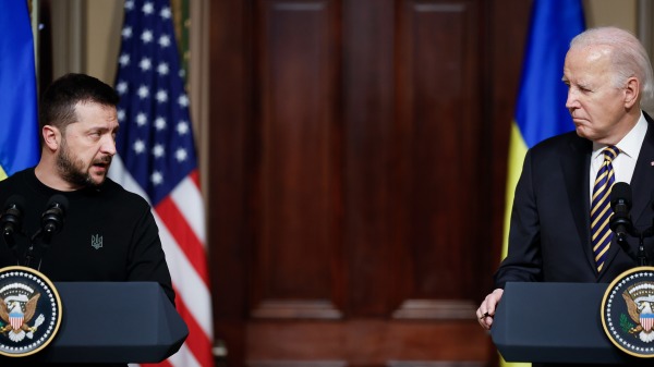2023年12月12日，美國總統拜登與烏克蘭總統澤連斯基（左）在華盛頓特區舉行新聞發布會。