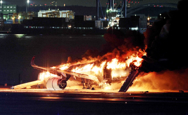 2024年1月2日，一架日本航空公司的飞机在东京羽田机场的跑道上着火。
