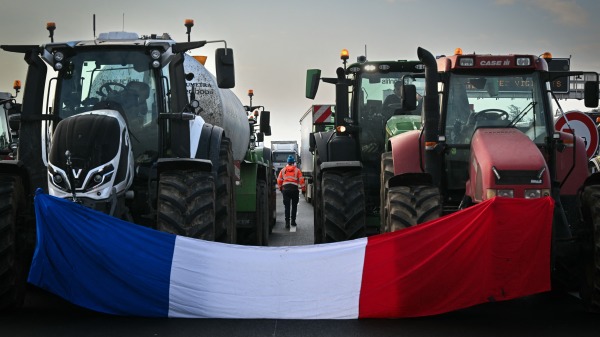 2024年1月23日，法國東南部阿爾本（Albon）附近的農民封鎖了A7高速公路，兩台拖拉機之間懸掛著法國國旗。
