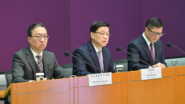 特首李家超（中）1月31日主持23條立法公眾諮詢記者會。律政司司長林定國（左）和保安局局長鄧炳強（右）亦有出席。（圖片來源：香港政府新聞處）
