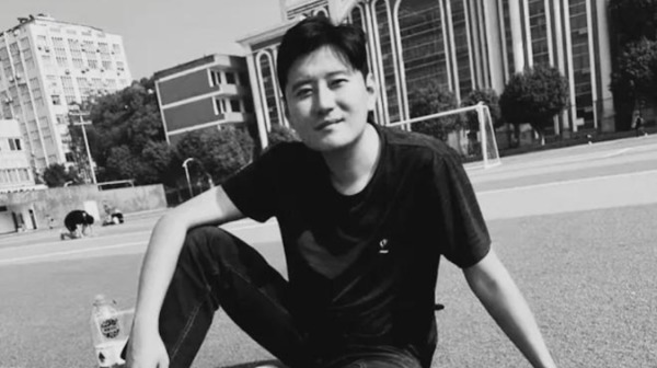 曾為中共防疫專家鍾南山寫「主旋律」抗疫歌曲的廣州青年詩人牛濤，1月27日傳出因抑鬱症猝逝，年僅30歲。