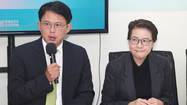 台灣民眾黨立法院黨團31日在立法院召開記者會宣布，民眾黨團新會期由黃國昌（左）擔任總召、黃珊珊（右）擔任副總召。