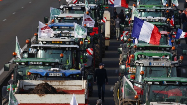 法国多个农民工会在各地举行示威活动，巴黎南部维拉贝（Villabe）附近A6高速公路被农民封锁。