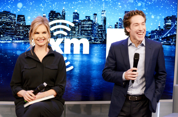 2019年12月1日，乔尔·欧斯汀与妻子维多利亚·欧斯汀纽约SiriusXM工作室参加节目。