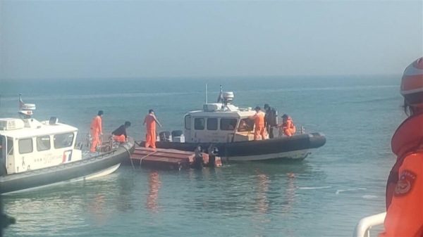 一艘中國籍快艇14日越界在金門縣海域捕魚，被台灣海巡隊追緝。