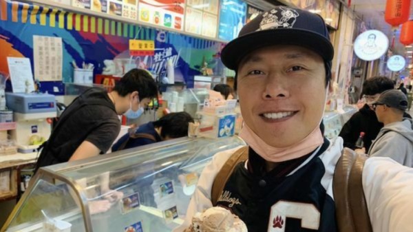 张启乐安心吃着冰淇淋，脸上洋溢着幸福神情，还分享了香港游客的对话，亲揭“港台两地生活差异”。
