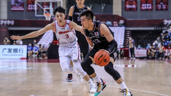 中国篮球协会(CBA)篮球比赛中，辽宁飞豹队的郭艾伦（右）与广东南虎队的胡明轩（左）争球。