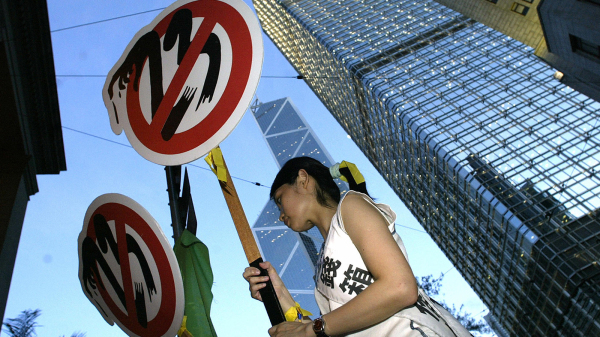 圖為2003年香港市民上街反對23條立法。（圖片來源：Getty Images）