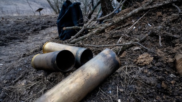 2月18日，乌克兰士兵在一个秘密地点使用英国制造的L119榴弹炮炮击俄罗斯阵地，背景中的星链（Starlink）卫星互联网终端附近堆放着用过的炮弹。