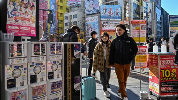 2024年1月12日，顾客进入东京秋叶原区的一家电子商店。