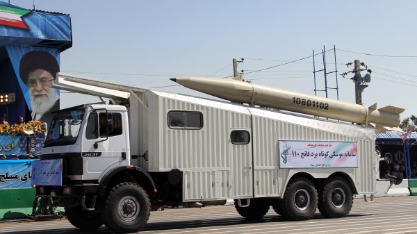 伊朗军队Fateh-110系列地对地弹道导弹参加首都德黑兰举行的年度阅兵。
