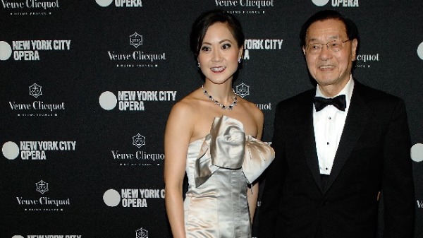 2010年10月28日，赵安吉与父亲赵锡成出席纽约市歌剧院在林肯中心大卫科赫剧院举行的秋季晚会。