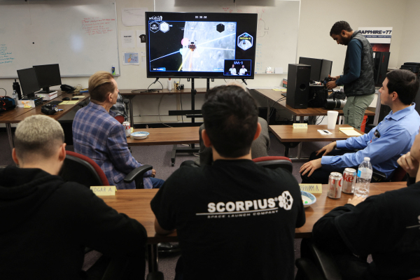2024年2月22日，天蠍座團隊成員觀看奧德修斯號航天器從加州托倫斯的天蠍座太空發射公司登陸月球時的現場直播。