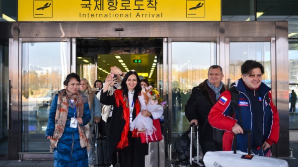 2024年2月9日，俄羅斯一個旅行團抵達朝鮮平壤。圖為該團團員走出平壤國際機場。