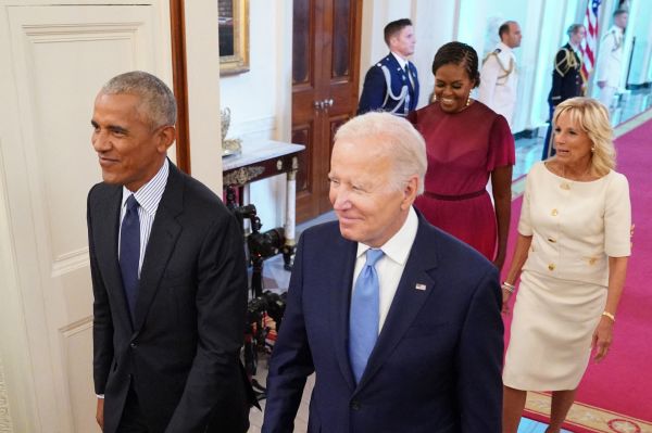 2022年9月7日，美國前總統歐巴馬與夫人和美國現任總統拜登及其夫人在白宮東廳參加歐巴馬官方白宮肖像揭幕儀式。