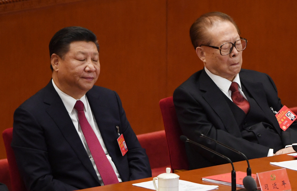 2017年10月24日，中國國家主席習近平和中國前國家主席江澤民出席中國共產黨第十九次代表大會閉幕式。