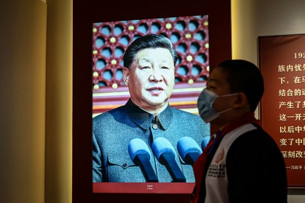 2022年10月7日，在北京大學紅樓舉辦的中國共產黨歷史展覽上，國家主席習近平的形象出現在牆上。