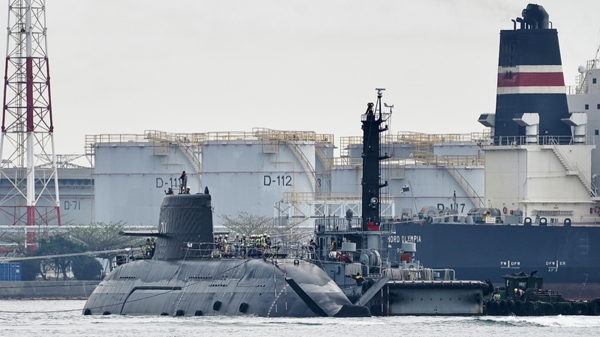 国造潜舰海鲲军舰进入泊港测试（HAT）最后阶段， 27日分3阶段从中信8号浮坞移至台船小坞。