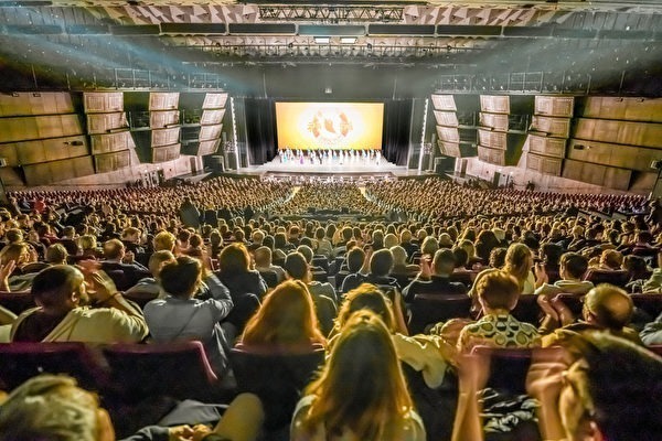 神韻新紀元藝術團2024年2月27日晚在法國巴黎國際會議中心（Palais des Congrès de Paris）的首場演出大爆滿。
