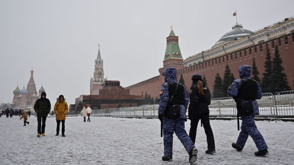 俄罗斯执法人员在莫斯科市中心的红场巡逻