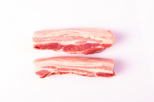 选择新鲜猪肉，色泽红润，没有异味，则做出的白切肉更加鲜美。