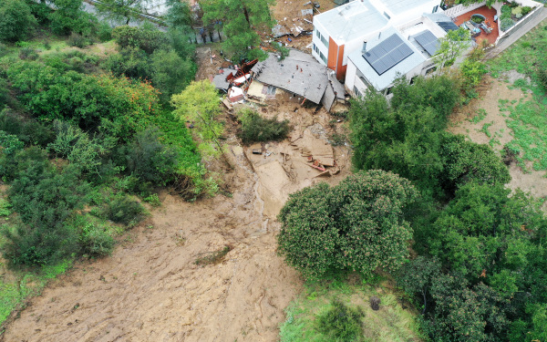 2024年2月5日，洛杉磯發生強降雨，一棟房屋被泥石流摧毀。