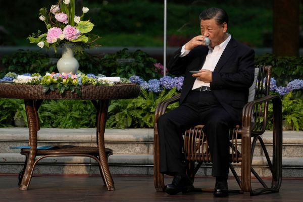 2023年4月7日，中国国家主席习近平在广州广东省省长官邸与法国总统埃马纽埃尔·马克龙举行茶会。