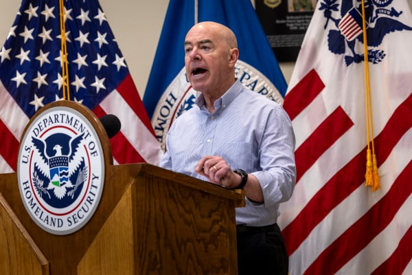 2024年1月8日，美国国土安全部部长亚历杭德罗·马约卡斯在德克萨斯州伊格尔帕斯的美国边境巡逻站举行新闻发布会。