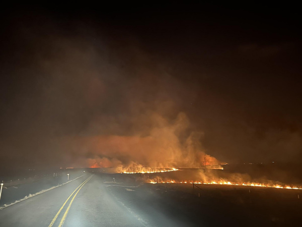2024年2月27日晚上，德克萨斯州狭长地带的Smokehouse Creek火灾中，大火穿过一条道路。