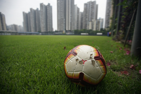 2022年5月24日，由於資金枯竭，疫情加劇了債務危機，中國超級聯賽足球俱樂部重慶兩江競技宣布倒閉。