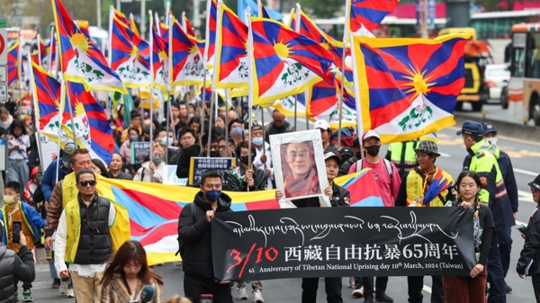 由在台藏人福利協會等團體共同舉辦的「西藏抗暴65 週年大遊行」10日下午在台北正式登場。