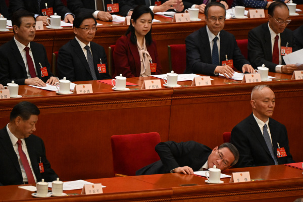 2024年3月11日，中國國家主席習近平（左）和國務院總理李強（中）出席第十四屆全國人民代表大會閉幕會議。