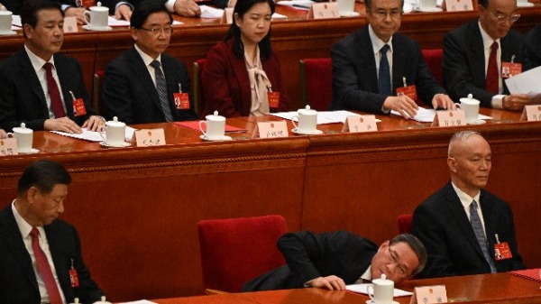 2024年3月11日，中国国家主席习近平（左）和国务院总理李强（中）出席第十四届全国人民代表大会闭幕会议。