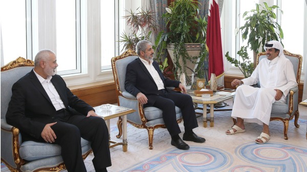 2016年，卡达首领阿勒萨尼，接见了哈玛斯领导人哈尼亚（右）和马沙尔。