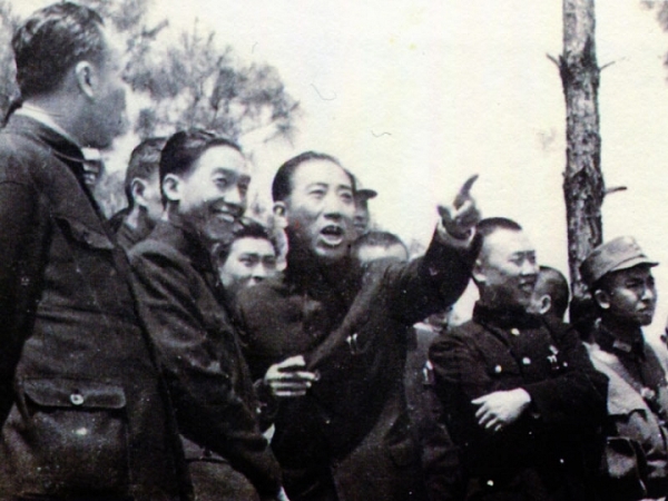 戴笠（左三）視察軍統局外站時留影。