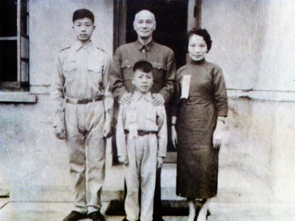 笠兒媳鄭錫英（右）與二子以寬（左）、以昶（前）來台後，與蔣中正總統合影