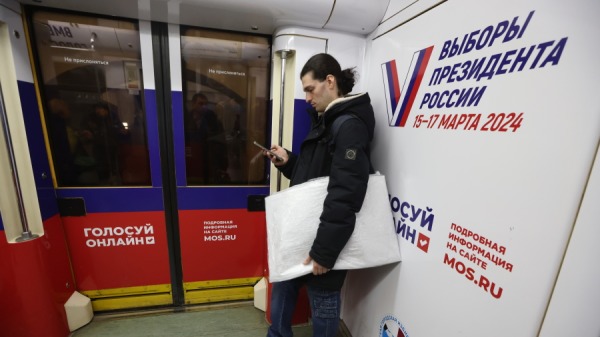 2024年3月14日，一名乘客乘坐莫斯科地鐵特別列車，上面貼滿了俄羅斯莫斯科舉行的俄羅斯總統選舉的海報。