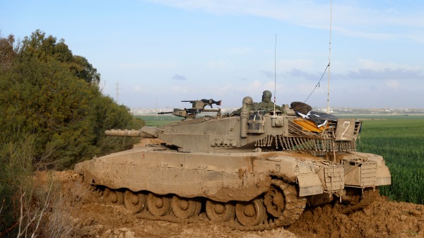 以色列軍隊坦克行駛在加沙南部邊境。