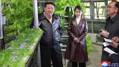 3月16日，朝中社（KCNA）公布照片，據稱為金正恩與女兒金主愛在15日一同視察了一處溫室農場。