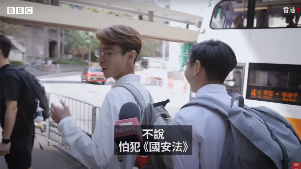 BBC街头随机访问香港市民，问他们对23条的态度，不少人避而不谈。有途人直言“不说，怕犯《国安法》”。（图片来源：视频截图）