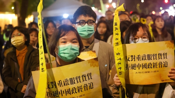 適逢318學運10週年，台灣經濟民主連合18日發起晚 會活動，現場民眾手持太陽花，表達「反對重啟服貿、貨貿，拒絕中國政經脅迫」訴求。