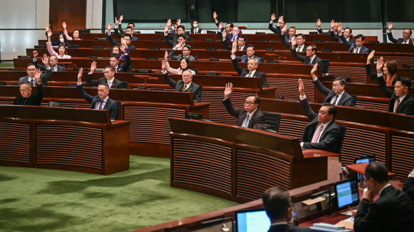 圖為3月19日，香港立法會議員舉手表決通過23條二讀。（圖片來源：Getty Images）