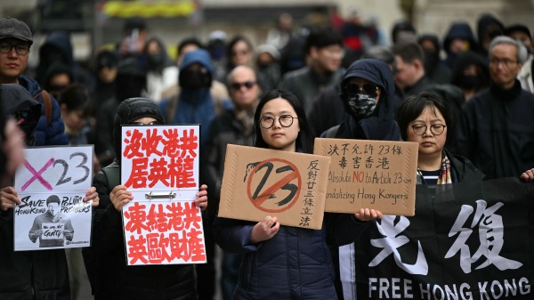 中共间谍在海外监视中港学生，导致他们不敢就敏感问题发表言论，不敢参加反共集会。图为今年3月在英港人于伦敦集会抗议23条。（Getty Images）
