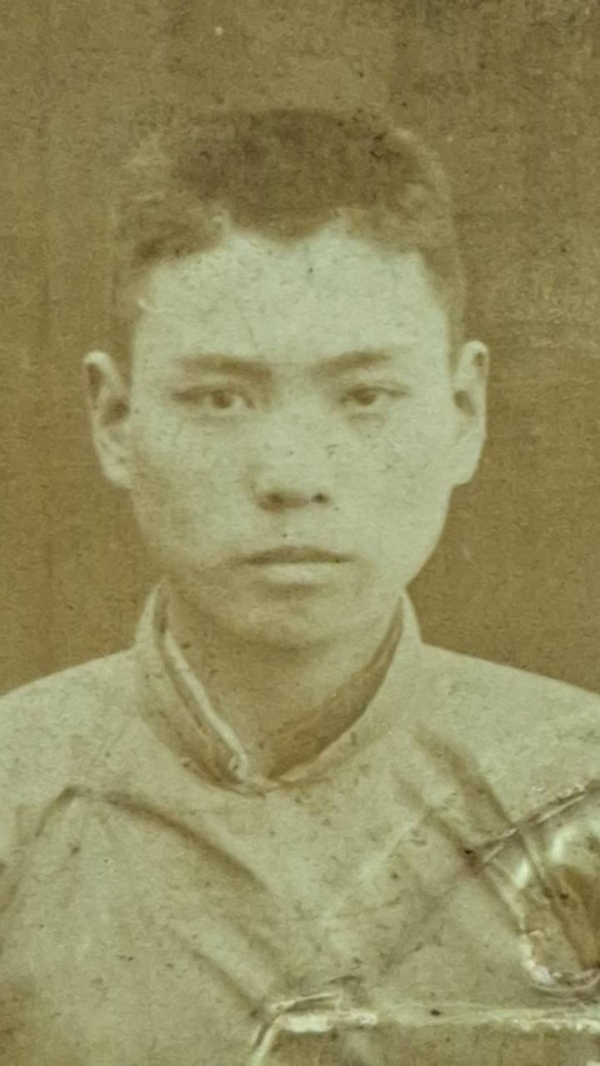 1930年，日本已经占领东北、华北，18岁的王明父亲去东北佳木斯工作。