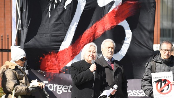 2024年3月23日，多倫多中領館前，多倫多民運會主席吳溫溫在反對23條立法的集會上發言